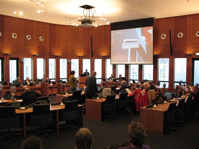 Kaspar König in de Raadzaal (foto Ab König)